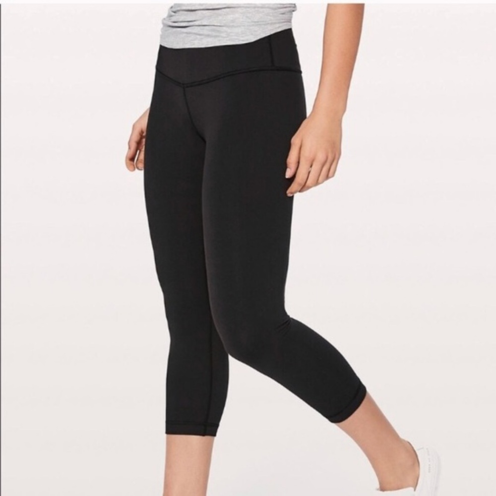 3 HR SALE ❤️ LULULEMON BLACK WUNDER UNDER CAPRI / CROP